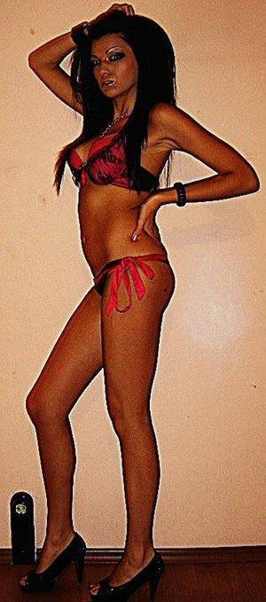 Hannah, 19 in Texas | Younger Adult Woman, Older Men