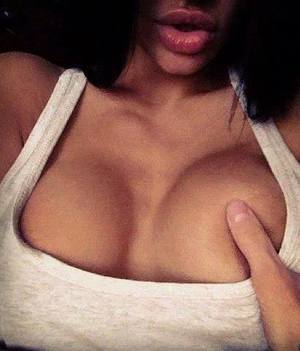 Charla from Happy Valley, Oregon is looking for adult webcam chat